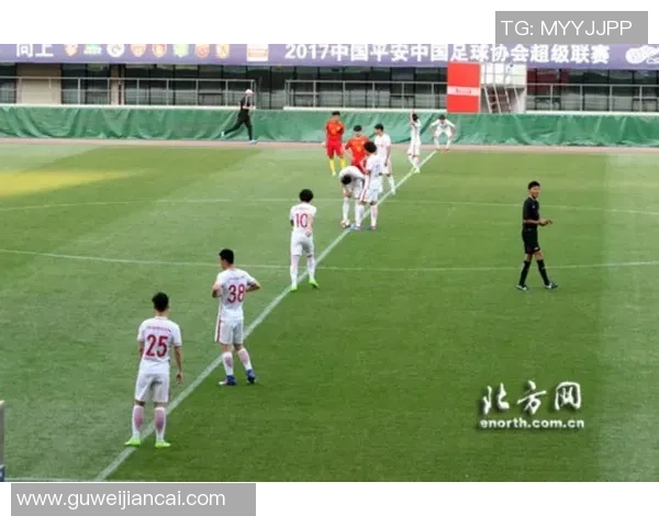 足球球星佩戴安全帽登场引关注因伤复出是否会影响表现